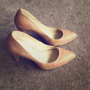 Taupe distressed looked pumps